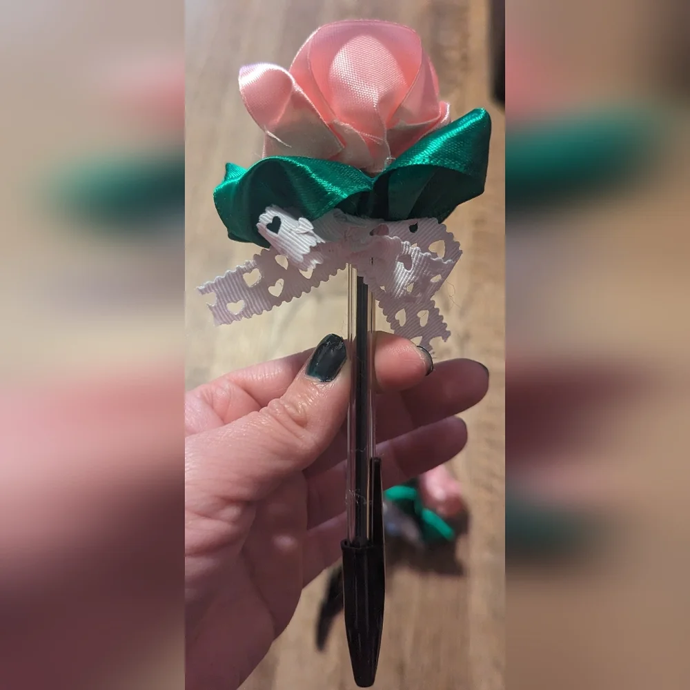 Forever Roses Pen - Picture 3 of 3